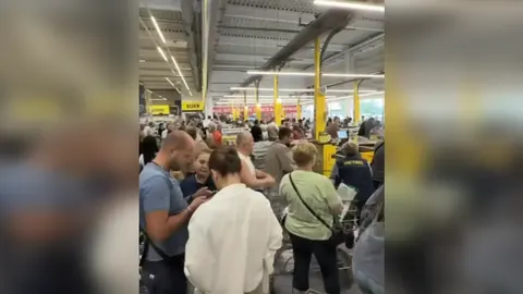 В Одесі та Києві люди масово скуповують продукти у супермаркетах