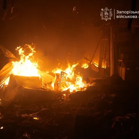 У Запоріжжі після атаки РФ горить ТЦ, в Одесі пошкоджені будинки