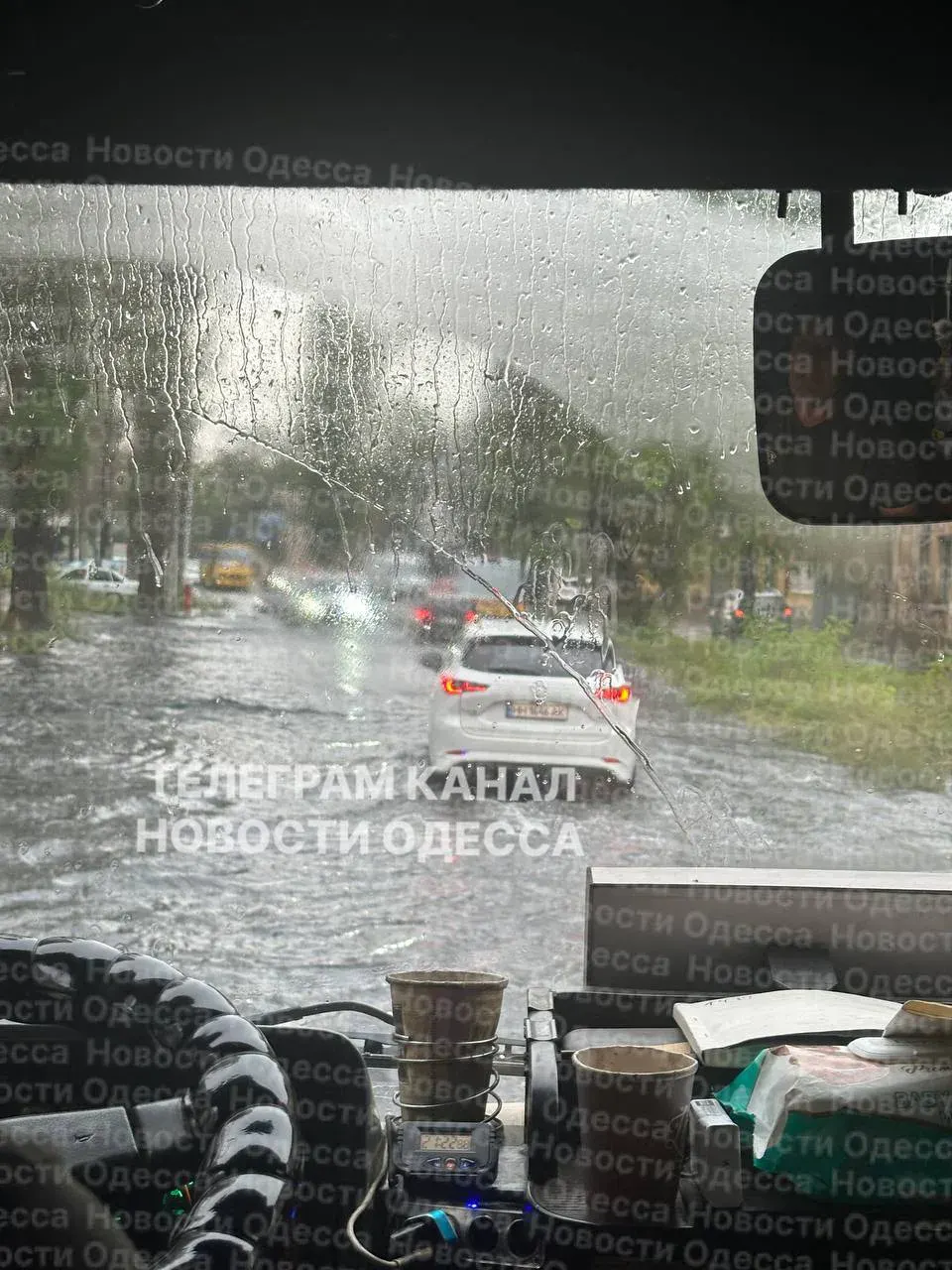 Одесу та область накрила гроза зі шквалами: оголошено жовтий рівень небезпеки