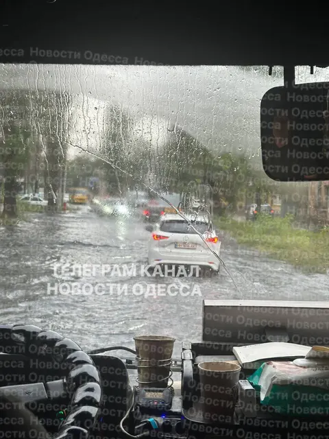 Одесу та область накрила гроза зі шквалами: оголошено жовтий рівень небезпеки