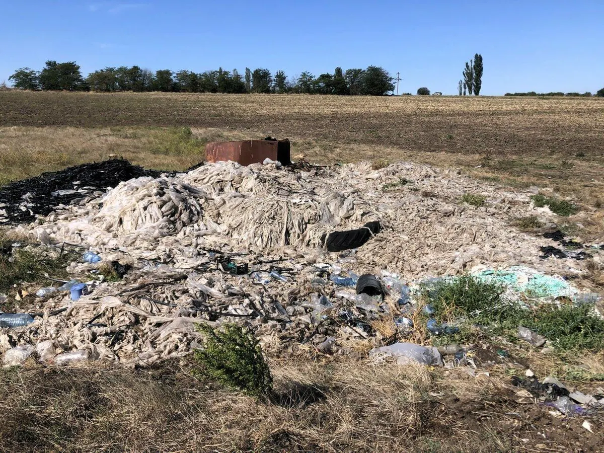 На Одещині поблизу Барабою серед поля утворилося стихійне звалище