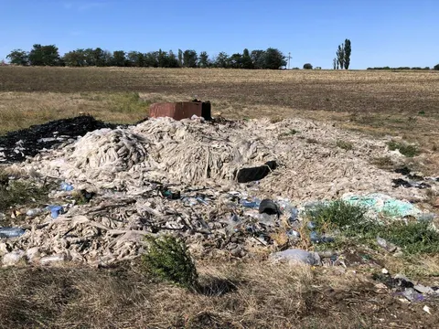 На Одещині поблизу Барабою серед поля утворилося стихійне звалище