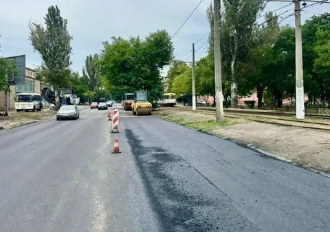На вулиці Чорноморського Козацтва в Одесі оновлюють близько 3 тисяч квадратних м