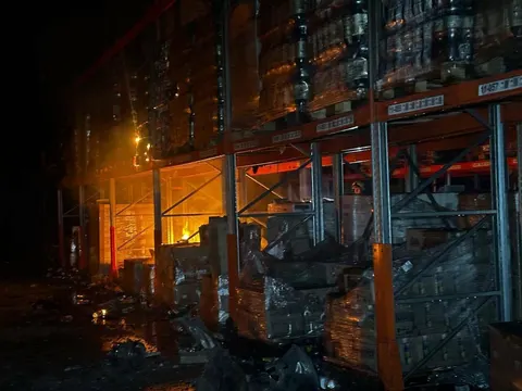 РФ вночі повторно вдарила по складах на Одещині: пожежу загасили