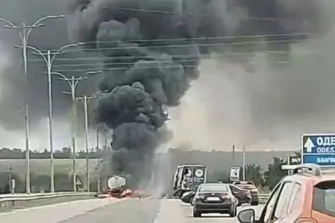 На трасі Київ – Одеса зіткнулися бензовоз і вантажівка: рух перекрито