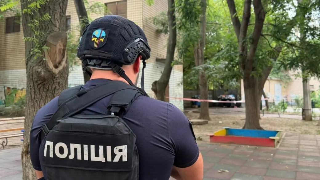 У Хаджибейському районі Одеси біля сміттєвого бака вибухнув невідомий предмет: поранено жінку