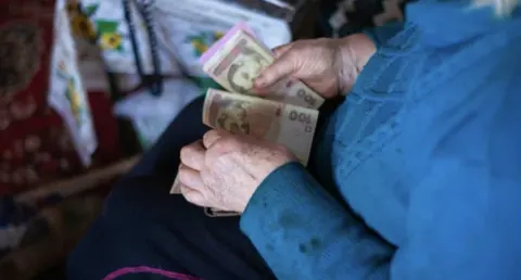 ПФУ пояснив, коли пенсіонеру виплачують лише 25% пенсії