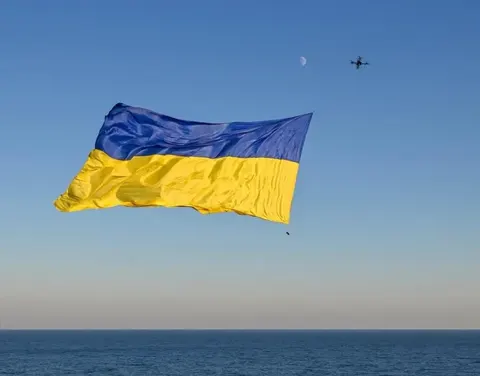 Над Чорним морем підняли 12-метровий прапор України за допомогою дрона