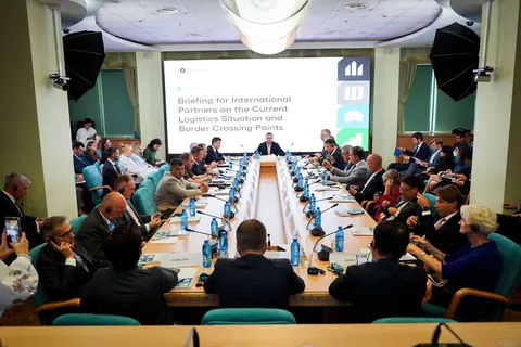 Судноплавство через порти Великої Одеси зупинилося через атаки РФ — міністр