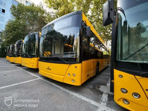 Дніпро передав Одесі сім автобусів для підстраховки електротранспорту