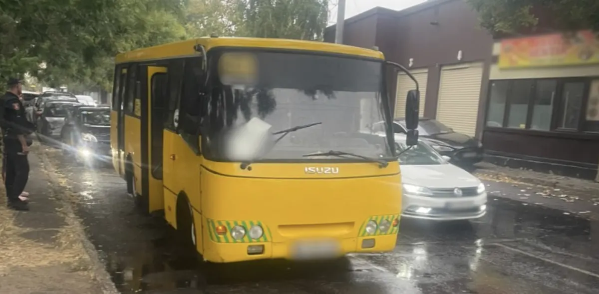 На Київському районі Одеси маршрутка збила пішохода на переході