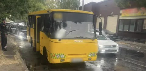 На Київському районі Одеси маршрутка збила пішохода на переході