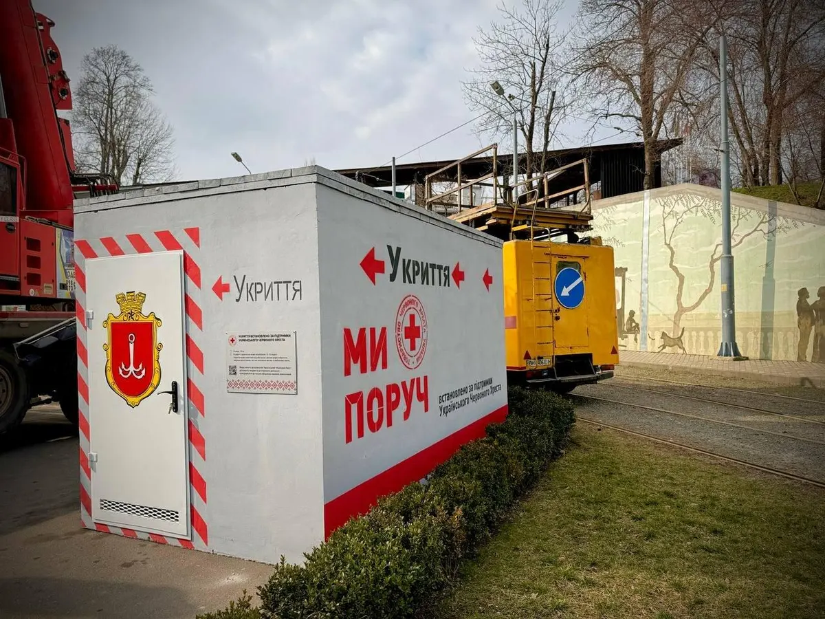 В Одесі біля зупинок електротранспорту облаштовують мобільні укриття