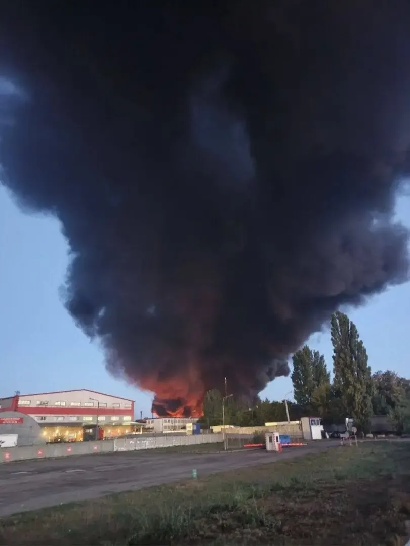 Під Одесою через російський удар горить склад: що відомо