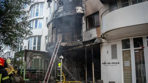 В Одесі пожежа в кафе на першому поверсі житлової багатоповерхівки: вогонь перекинувся на балкони