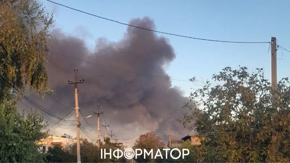 Після нічної атаки над Одесою чорний дим: рятувальники гасять пожежу, фахівці міряють повітря
