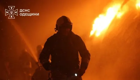Під Одесою рятувальники загасили масштабну пожежу на складах після атаки