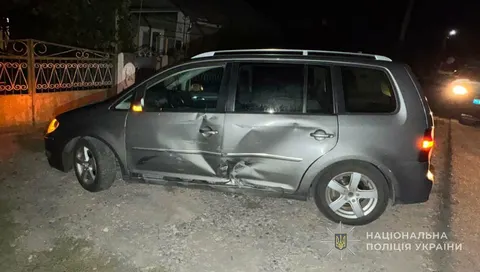 На Одещині чоловік протаранив авто та вдарив ножем співмешканця колишньої