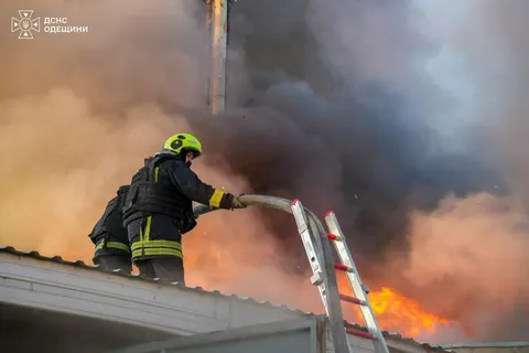 Атака на Одесу: пошкоджено склади волонтерів із гуманітарною допомогою, двоє постраждалих