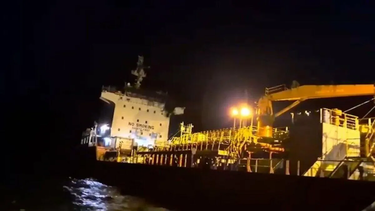 Біля Одеси прикордонники врятували 15 моряків із судна, атакованого російським дроном