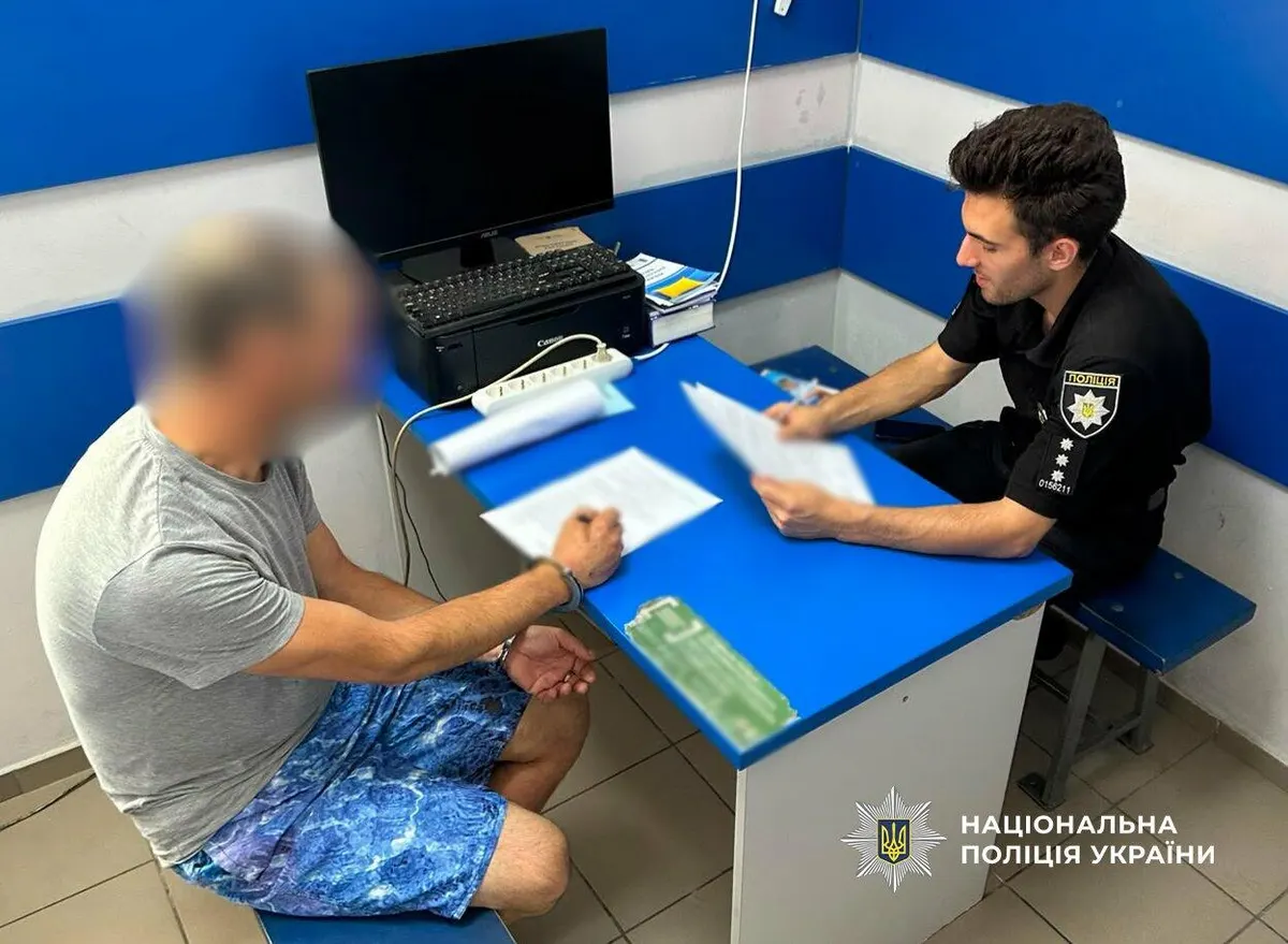 У дворі багатоповерхівки в Одесі підпалили Nissan: підозрюваного затримали