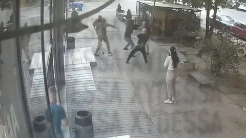 В Одесі чоловіків намагалися затримати біля магазину: відео викликало питання