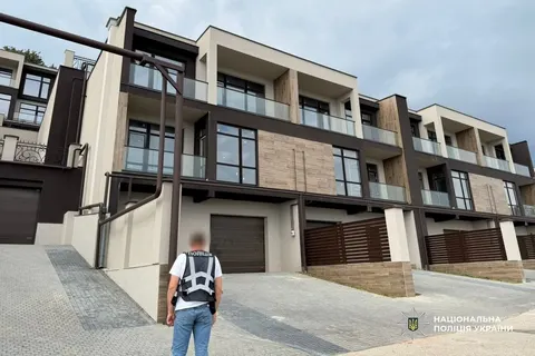 В Одесі забудовник самовільно звів 47 таунхаусів на схилі біля моря